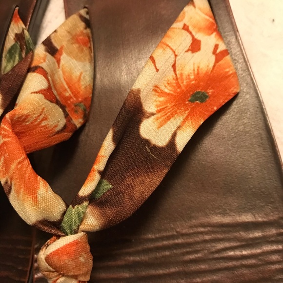 SO floral orange/yellow/brown print thong sandals - Picture 2 of 5